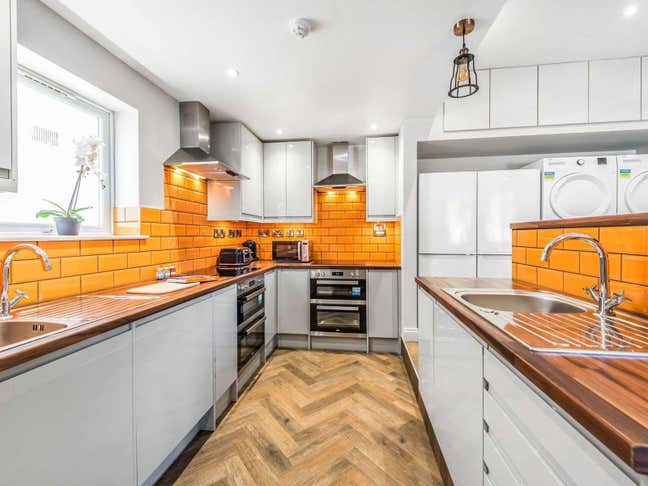 ⚡​Commuter Gold: All in Ensuite Here🚆 Reposit! Main Photo