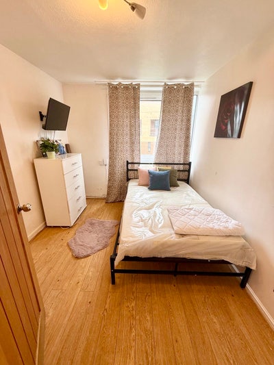 3 rooms available now Main Photo