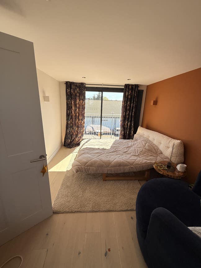 Bright Double Room in friendly Streatham Common  Main Photo