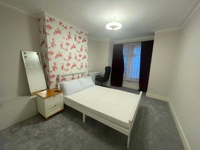 Spacious Large Double Bed Room in East Croydon Main Photo