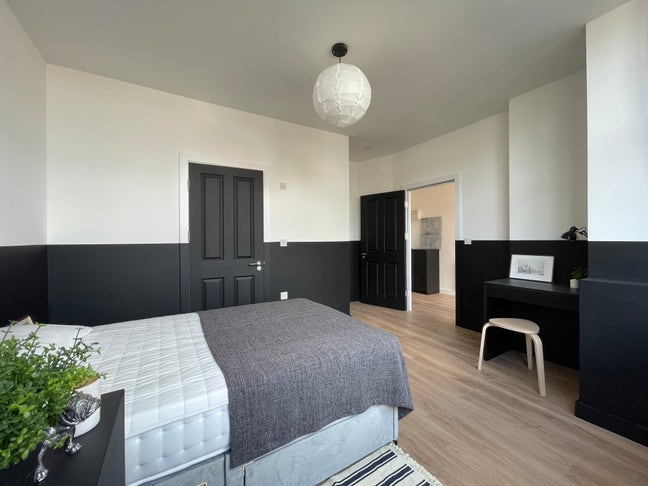Large DBL ensuite room, walking distance to Morden Main Photo