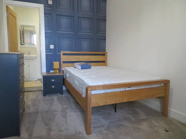 Bright Spacious Ensuite Room | No Deposit Option Main Photo