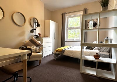 Big comfy room in great location   😊🏡 Main Photo