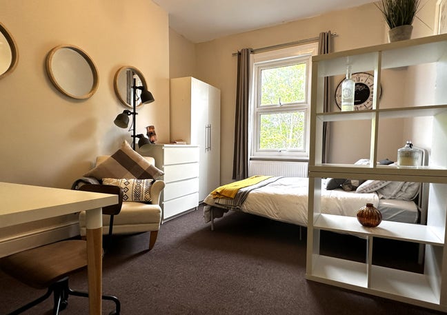 Big comfy room in great location   😊🏡 Main Photo