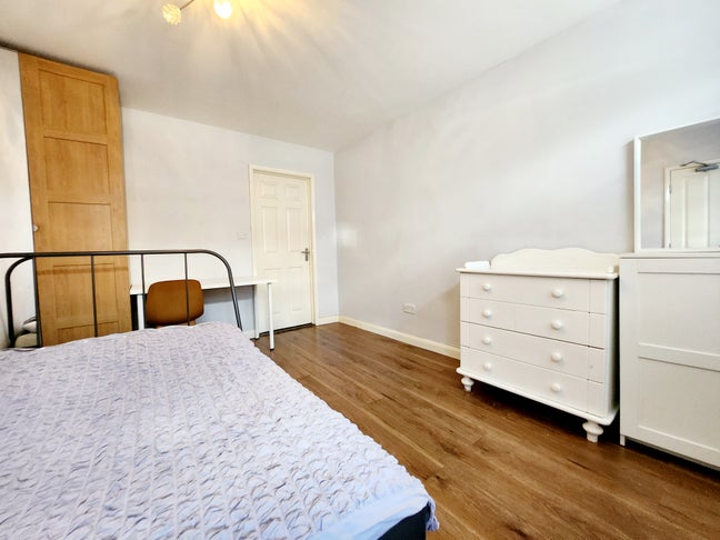 A QUALITY ensuite doublerooms in heart of staines Main Photo