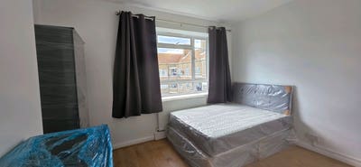 Bright Double Room In a New flat Near Westfield Main Photo