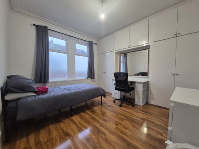 Large Double Rooms with access Gym & Games Room Main Photo