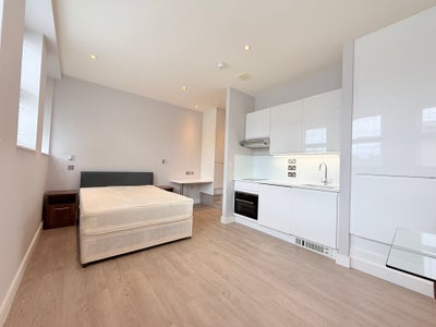 15Ph - Studio Flat (1St Floor) -Wifi Included-NW4 Main Photo