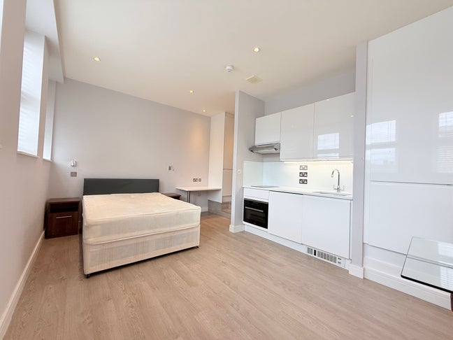 15Ph - Studio Flat (1St Floor) -Wifi Included-NW4 Main Photo