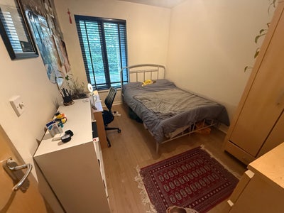Lovely large single room close to train station! Main Photo