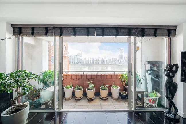 Spacious Double Room in Riverside Fulham Apartment Main Photo