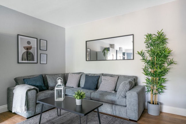 🤩Spacious En-suite🚿Large Living Room🔥10min to 🚆 Main Photo