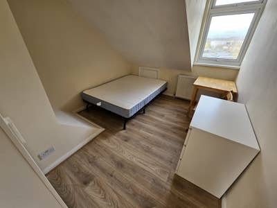 Double room for 1 person in a flat to share Main Photo