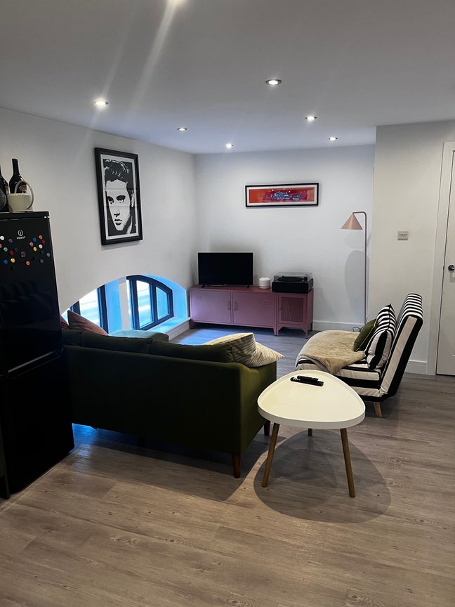 Double room with private bathroom & office Main Photo