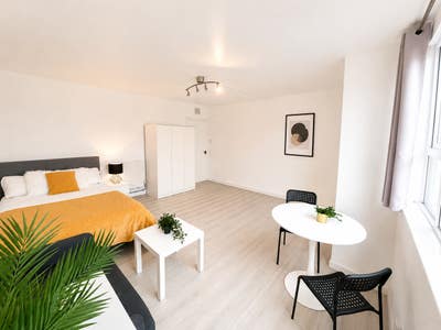 Massive Private Balcony Room | London Fields Main Photo