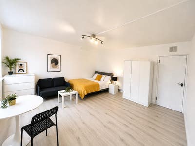 Massive Private Balcony Room | London Fields Main Photo