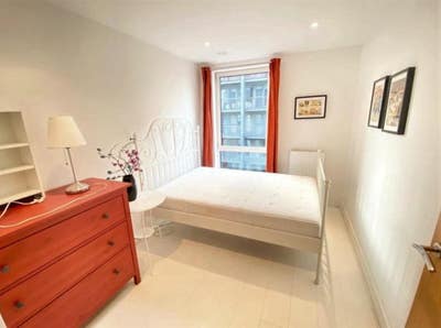 ✨ Stunning Room 3 in 3-Bed Flat | Indescon Square Main Photo