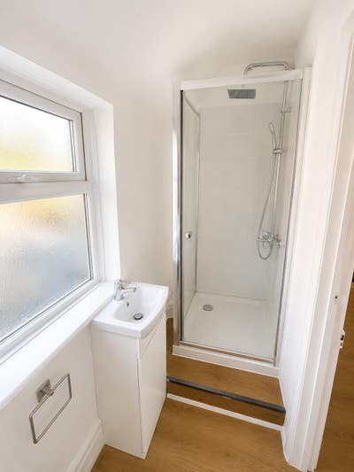 4 Bed Flat with  Living Room - 1 Min to Station Main Photo