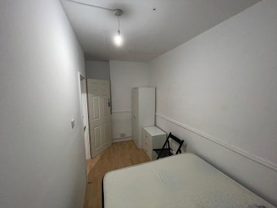 Large Double room in Aldgate East- - WhatsApp me p Main Photo