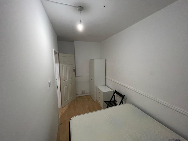 Large Double room in Aldgate East- - WhatsApp me p Main Photo