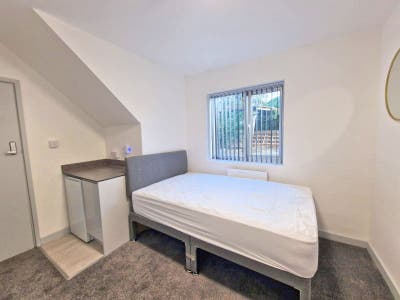 NEW LARGE En Suites in B14 - Bills included! Main Photo