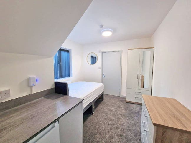 NEW LARGE En Suites in B14 - Bills included! Main Photo