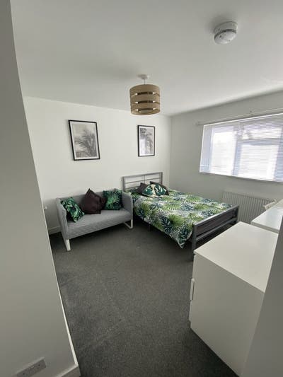 Finest Professional En-Suite Room Epsom + Parking  Main Photo