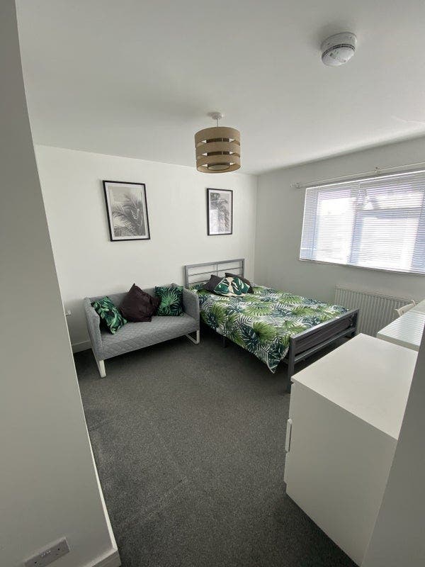 Finest Professional En-Suite Room Epsom + Parking  Main Photo