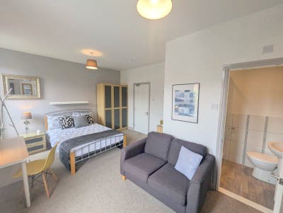 Luxury, VERY LARGE En Suite - Bills Included Main Photo