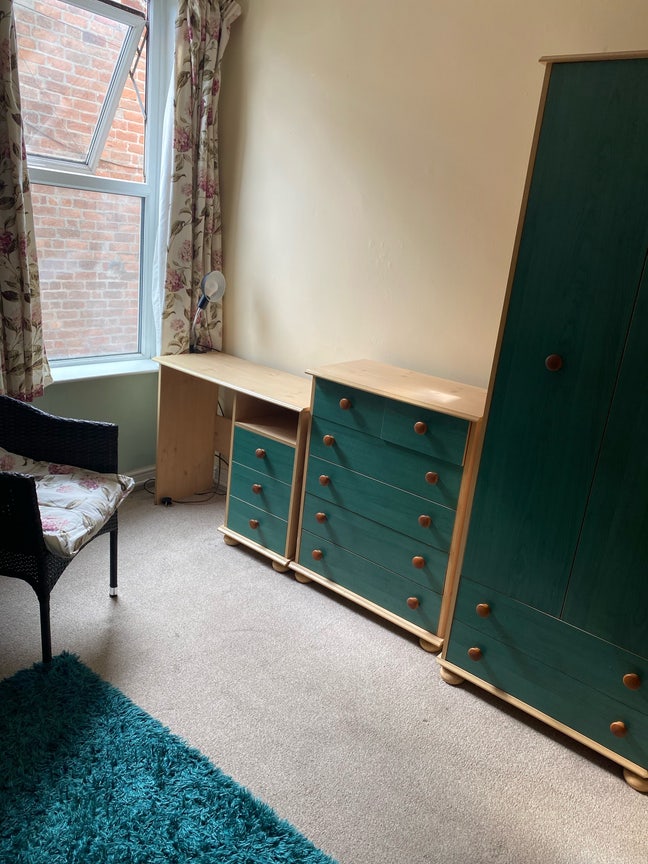 Furnished Room to Let in Large Victorian Houe Main Photo