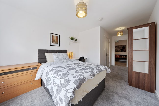 Newly Furnished En suite double Bedroom to LET  Main Photo