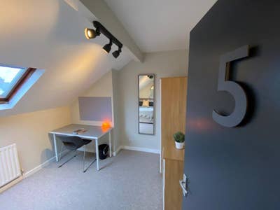 Room Available in Professional House @ Clinton St Main Photo