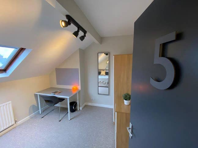 Room Available in Professional House @ Clinton St Main Photo