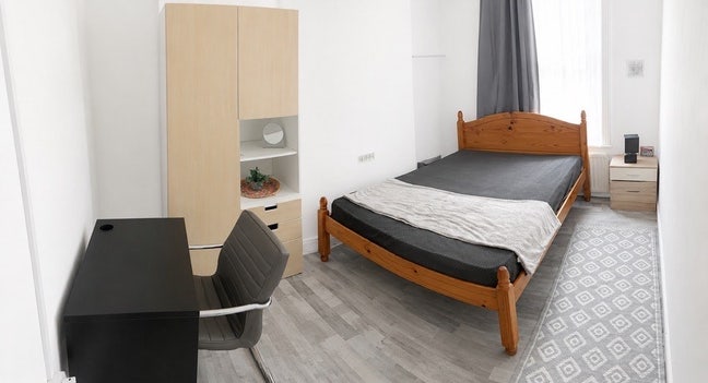 Double Room (1 Person) 2 Mins to College Main Photo