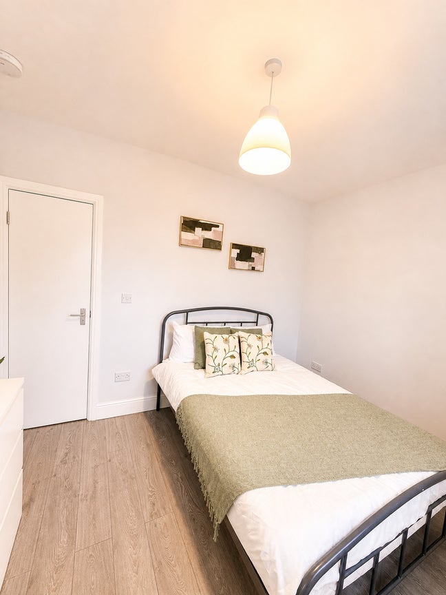 Double bedroom Fully Furnished - E2 Main Photo