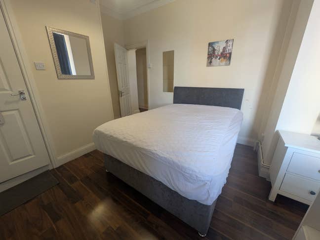 Ensuite Prof Room in Beeston - 73 City Road Main Photo