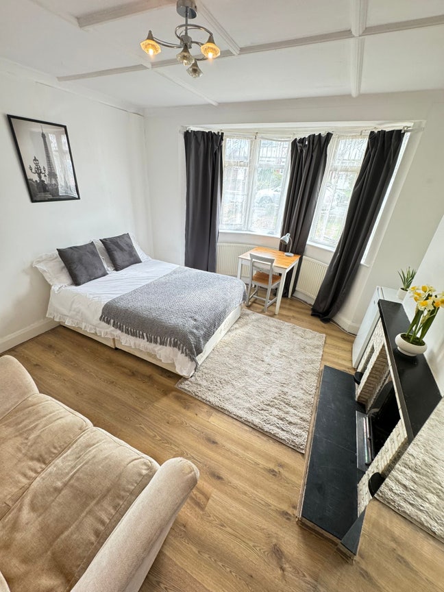 ✨ 🛏️ 2 Double & 1 Single  to Let in - Arnos Grove  Main Photo