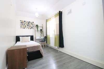 Large Single Room | Shared Bathroom With 1 Person Main Photo