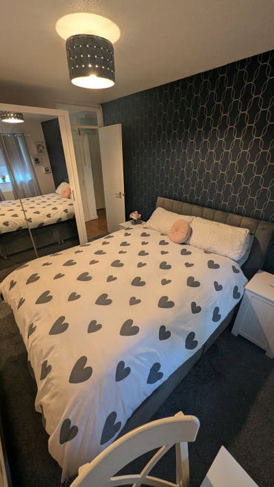 Calm Clear Double Room - new flatmate  Main Photo