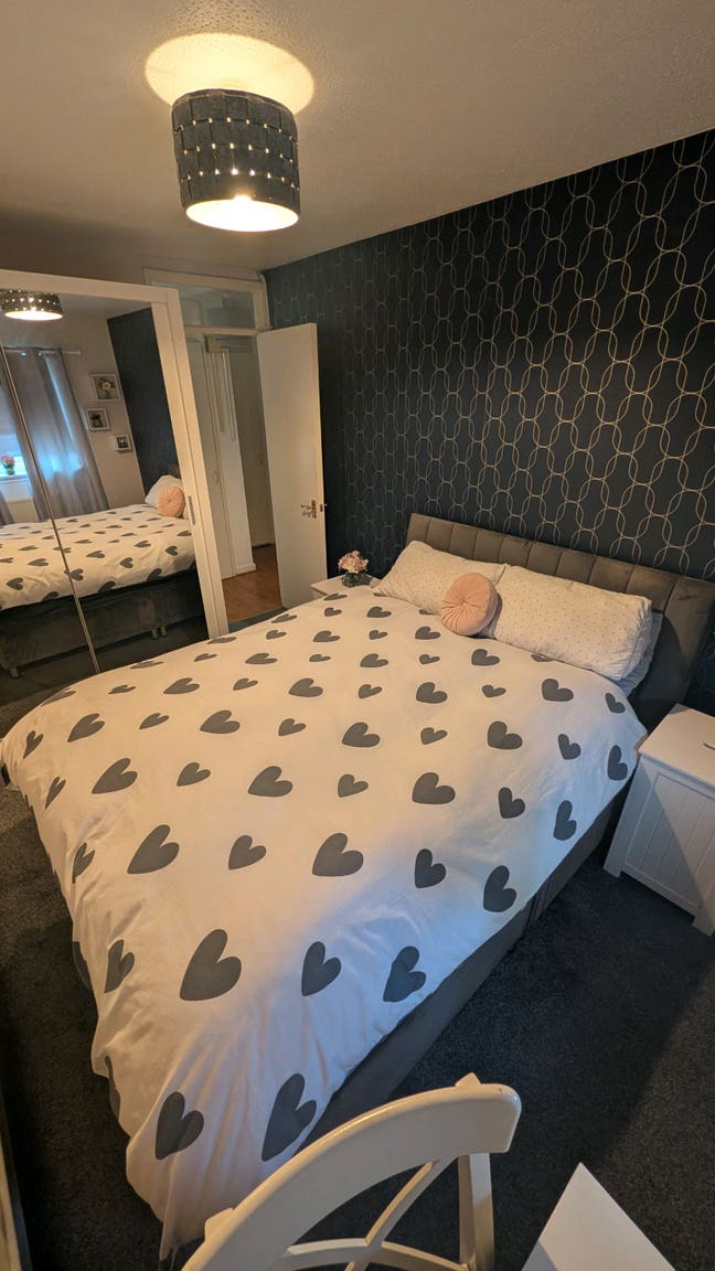 Calm Clear Double Room - new flatmate  Main Photo