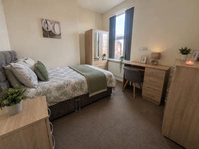 Ensuite Prof Room Available Now - Imperial Road Main Photo