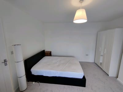 Double bedroom available Main Photo