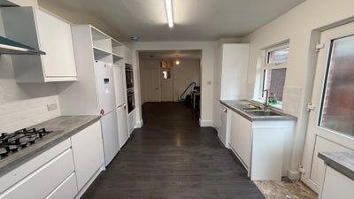 Double bedrooms in refurbished 6-bed house Main Photo