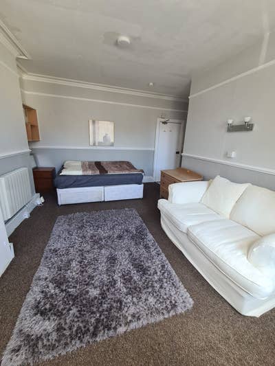 Bright clean double room Main Photo