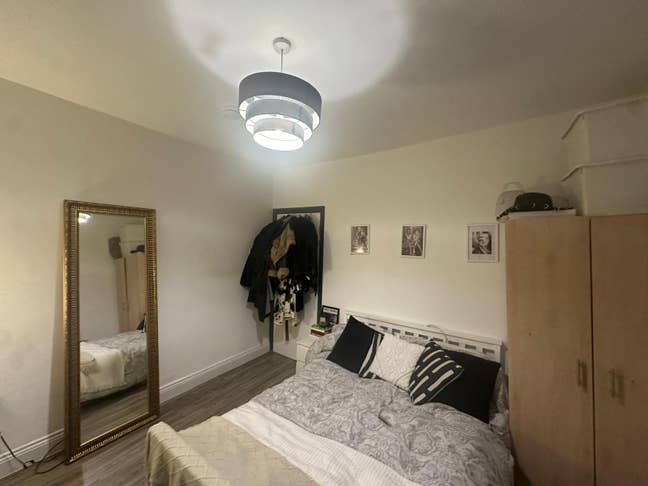 Double Room in Spacious High Street Property Main Photo