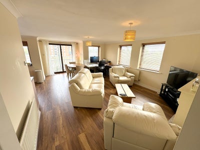 Luxury Waterfront Double Room Near Lanyon Place Main Photo