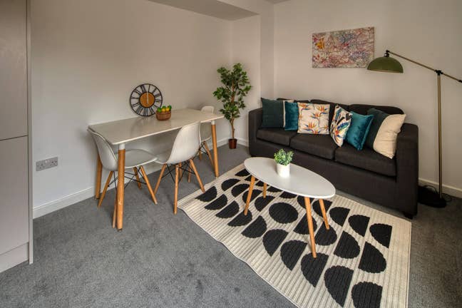 Stunning 4-bed house to rent as a whole Main Photo