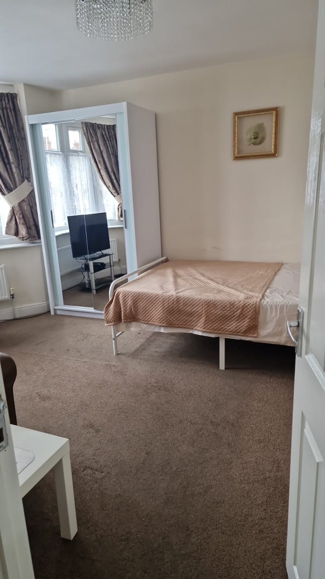 Double room available in Luton Main Photo