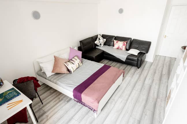 Bright Double Room in a Nicely Maintained Home Main Photo
