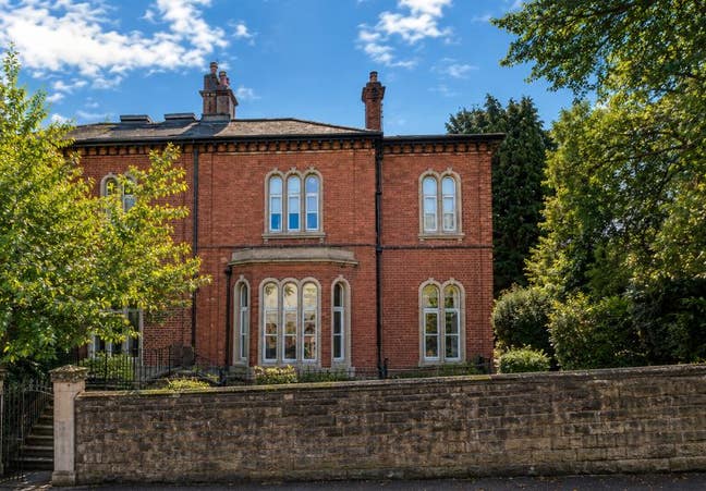 Lovely 2 Bed 2 bathroom apartment close to Uni/LGI Main Photo
